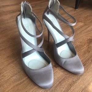 Truly Zac Posen Light Gray Criss-Cross Pumps